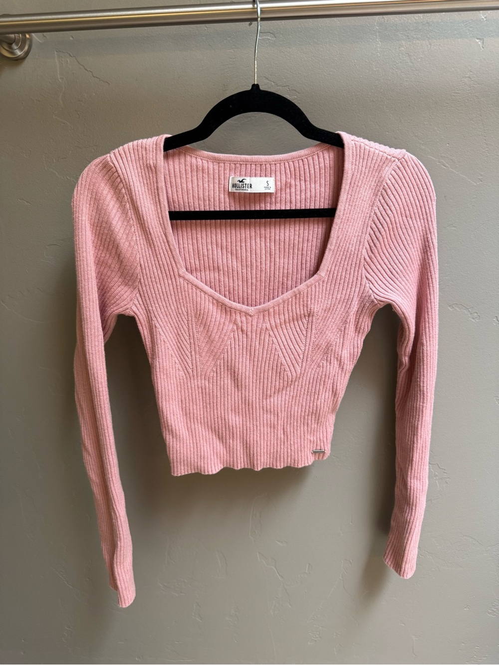 Hollister Dusty Pink Ribbed V-Neck Long Sleeve Crop Top